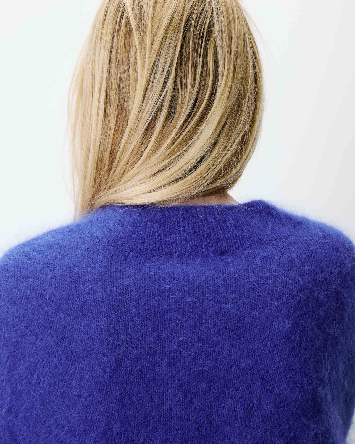 Pull large doux en mohair mélangé col V cobalt Adorable