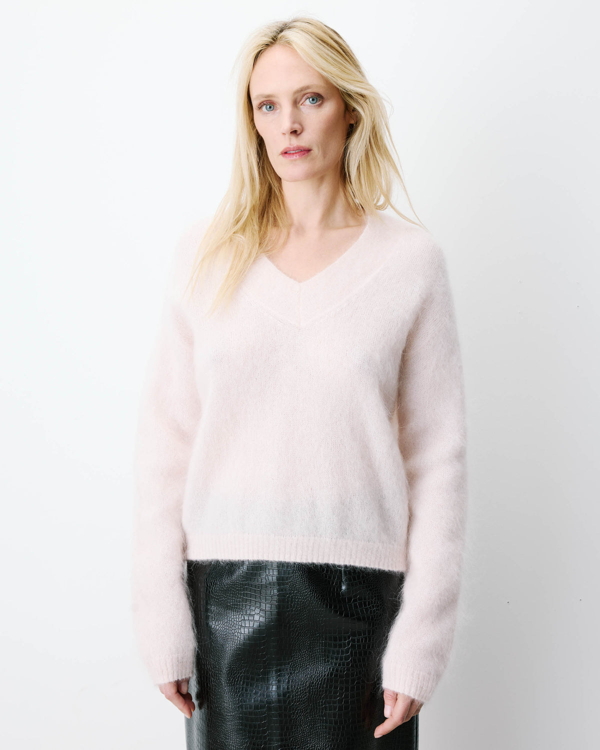 Pull large doux en mohair mélangé col V nude Adorable