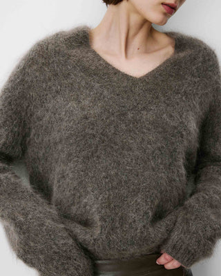 Pull large doux en mohair mélangé col V taupe Adorable