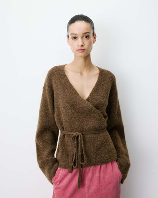 Cardigan cache-cœur nouable en maille chocolat Anior