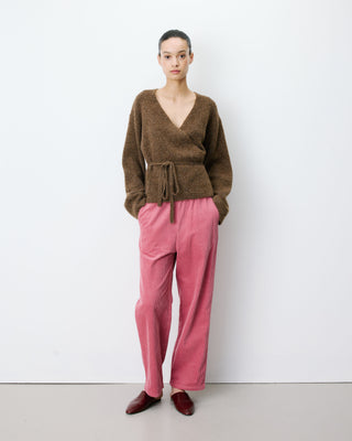 Cardigan cache-cœur nouable en maille chocolat Anior