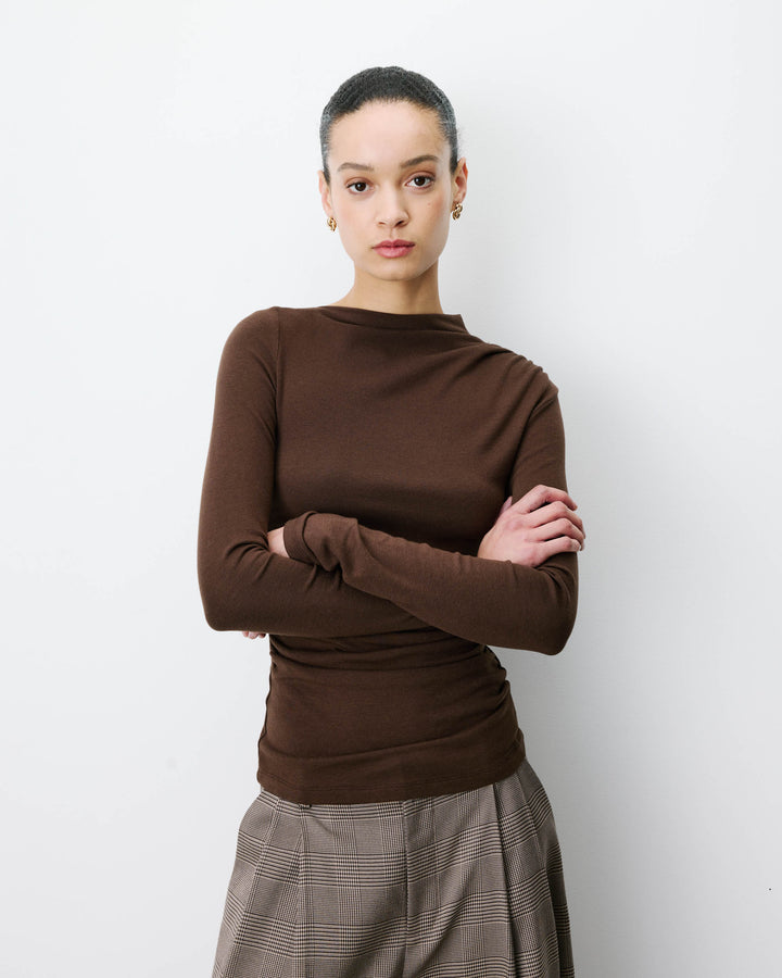 Top drapé asymétrique manches longues chocolat Aurygny