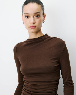 Top drapé asymétrique manches longues chocolat Aurygny