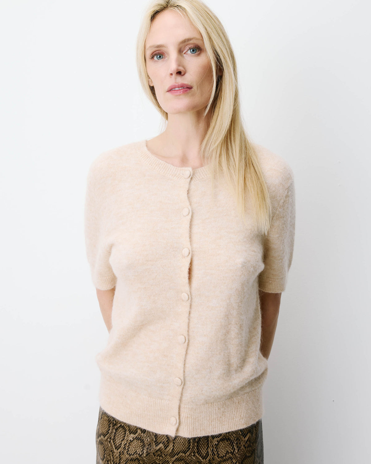 Cardigan manches courtes col rond beige Akarios