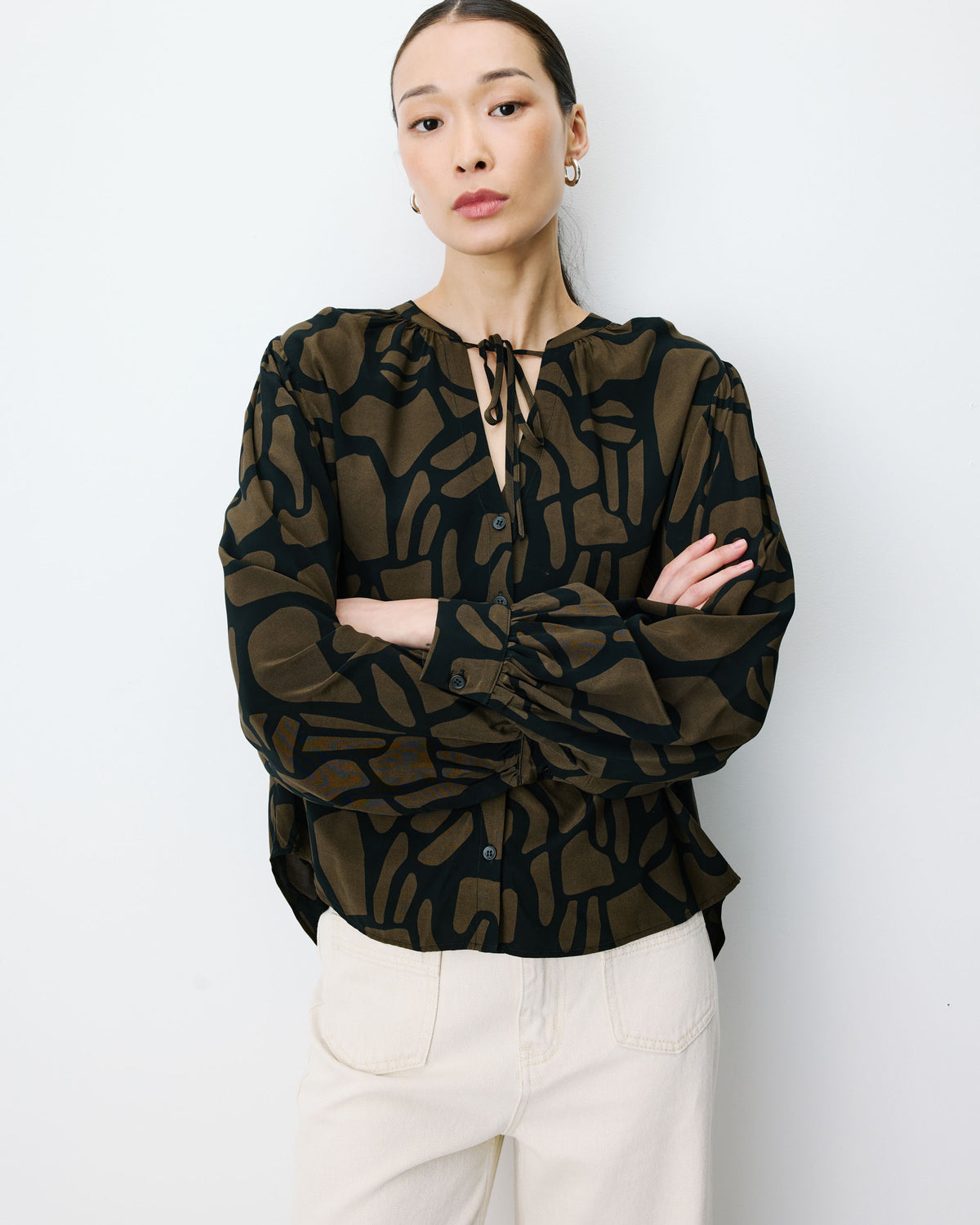 Geometric-print V-neck blouse kaki Ambrine