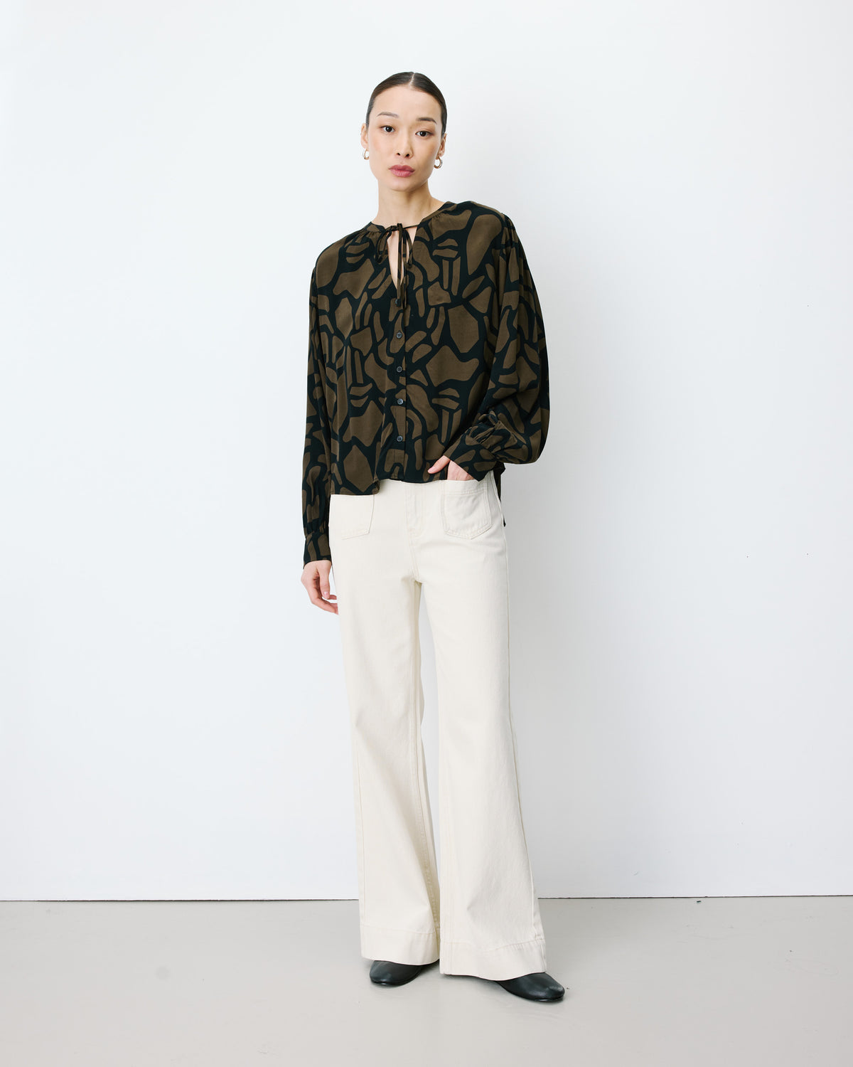 Geometric-print V-neck blouse kaki Ambrine