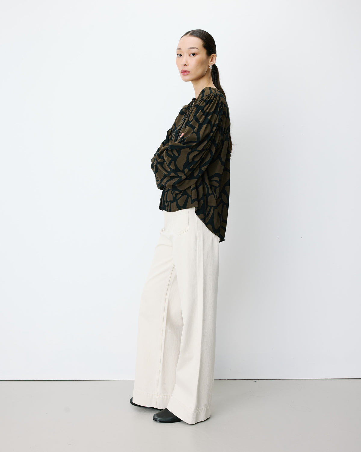 Geometric-print V-neck blouse kaki Ambrine