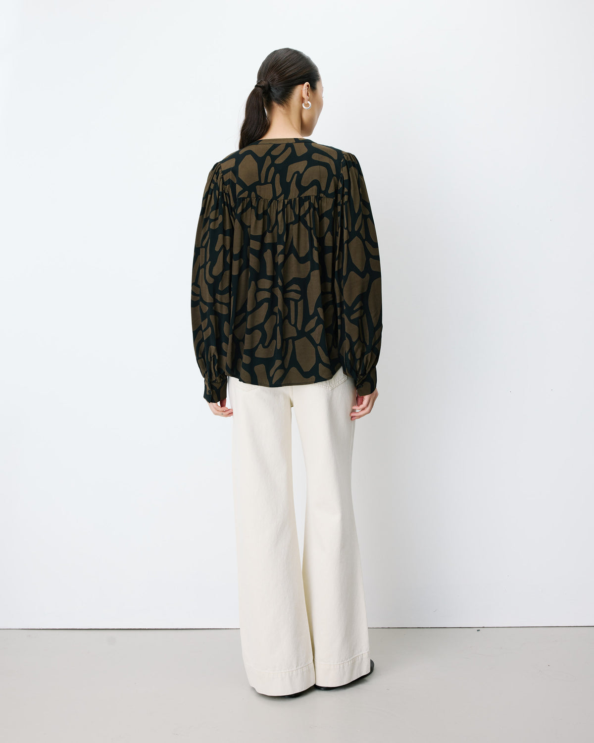 Geometric-print V-neck blouse kaki Ambrine