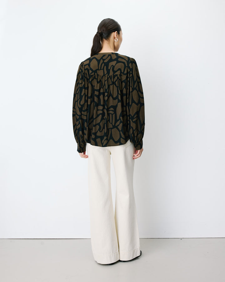 Geometric-print V-neck blouse kaki Ambrine