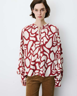 Blouse col V à imprimé géométrique terracotta Ambrine