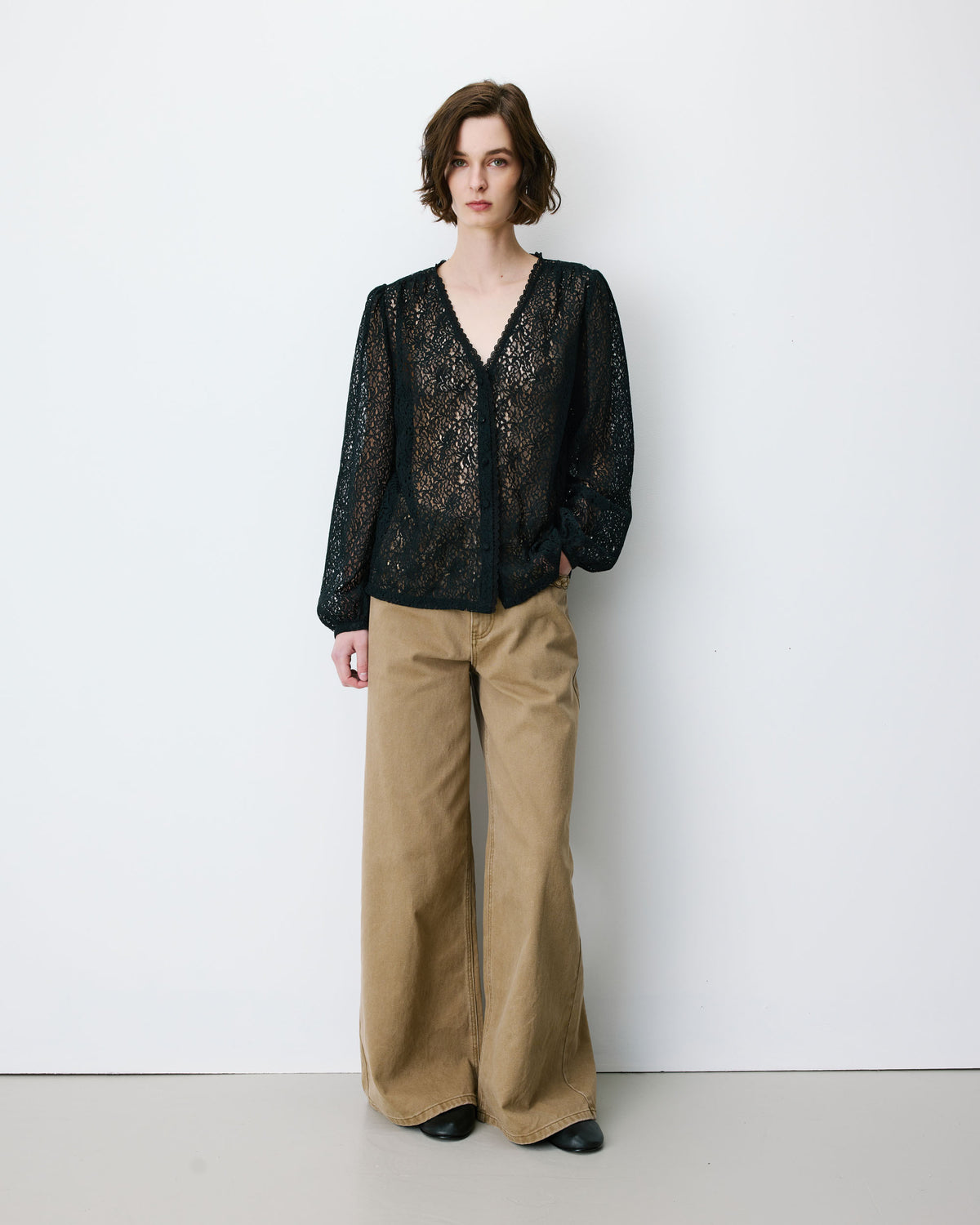 Long-sleeve V-neck lace blouse noir Aurora
