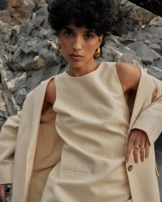 Robe courte droite rayée en lin nouée au dos vanille Vea