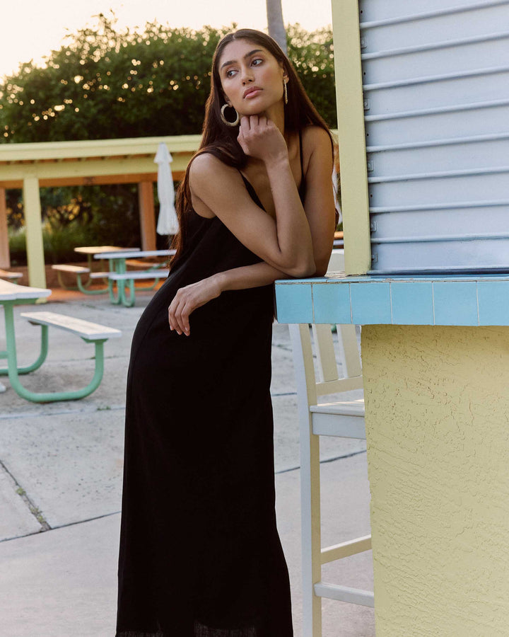 Long linen dress with V-neck and tied open back noir Wendra