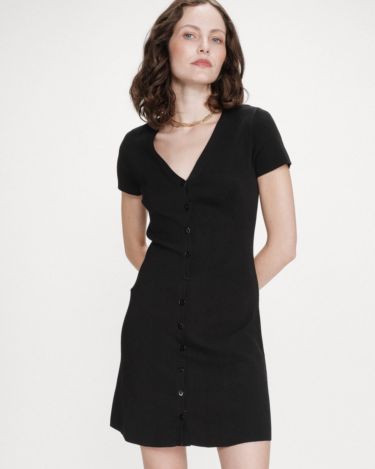 Robe courte en maille boutonnée col V noir Venezuela