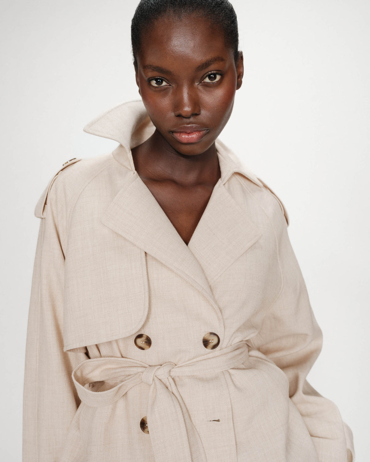 Trench-coat court ceinturé col à revers sable Vogue