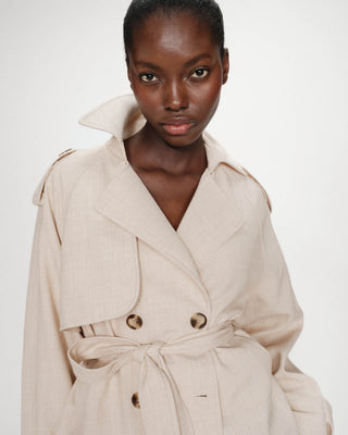 Trench-coat court ceinturé col à revers sable Vogue