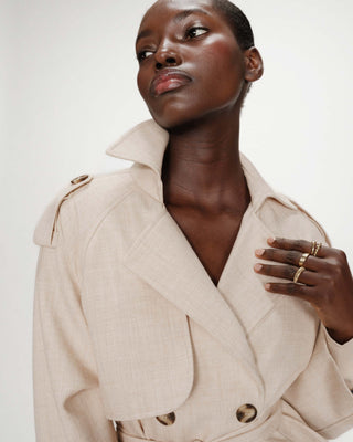 Trench-coat court ceinturé col à revers sable Vogue