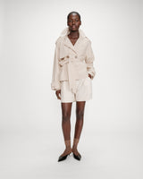 Trench-coat court ceinturé col à revers sable Vogue