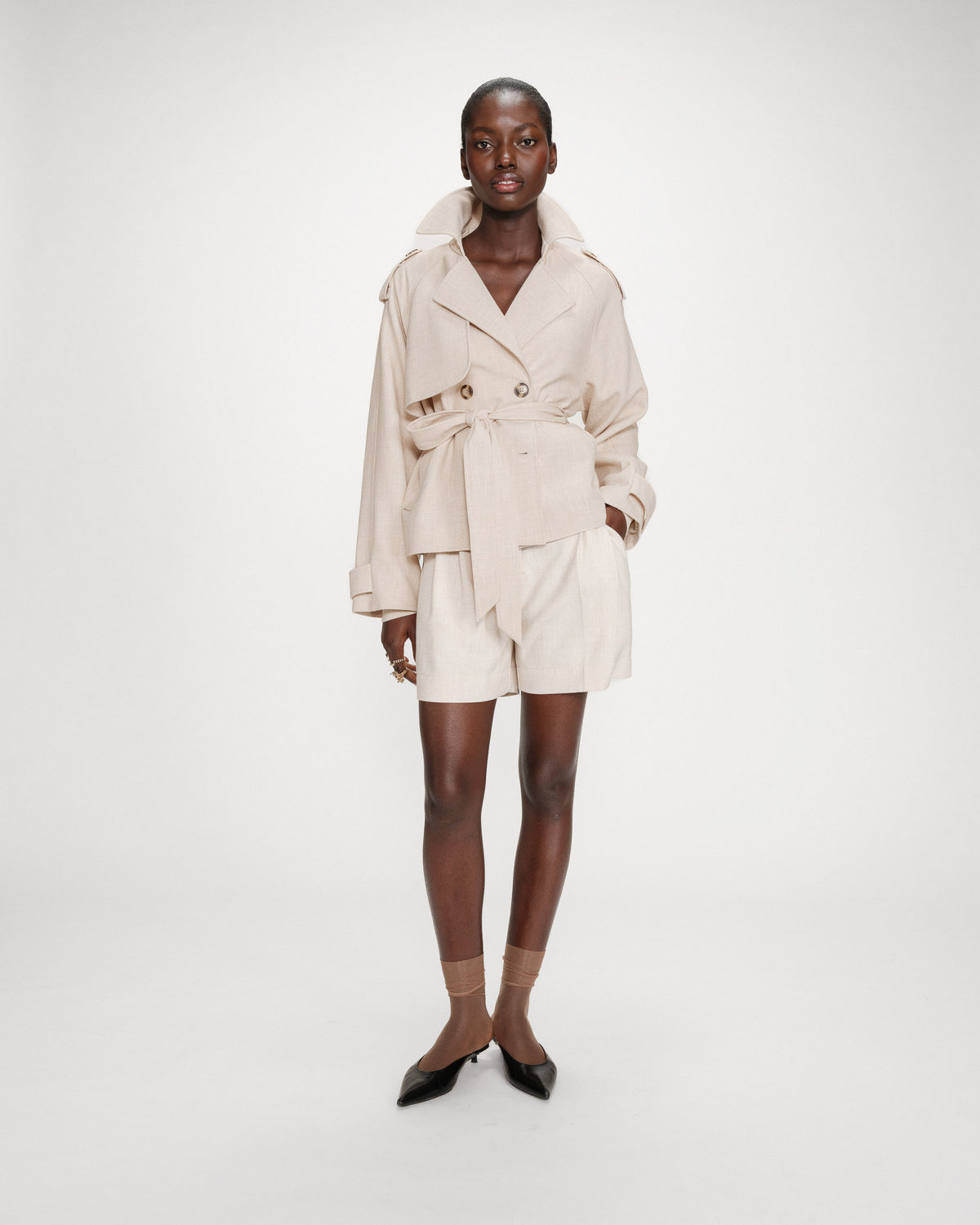 Trench-coat court ceinturé col à revers sable Vogue