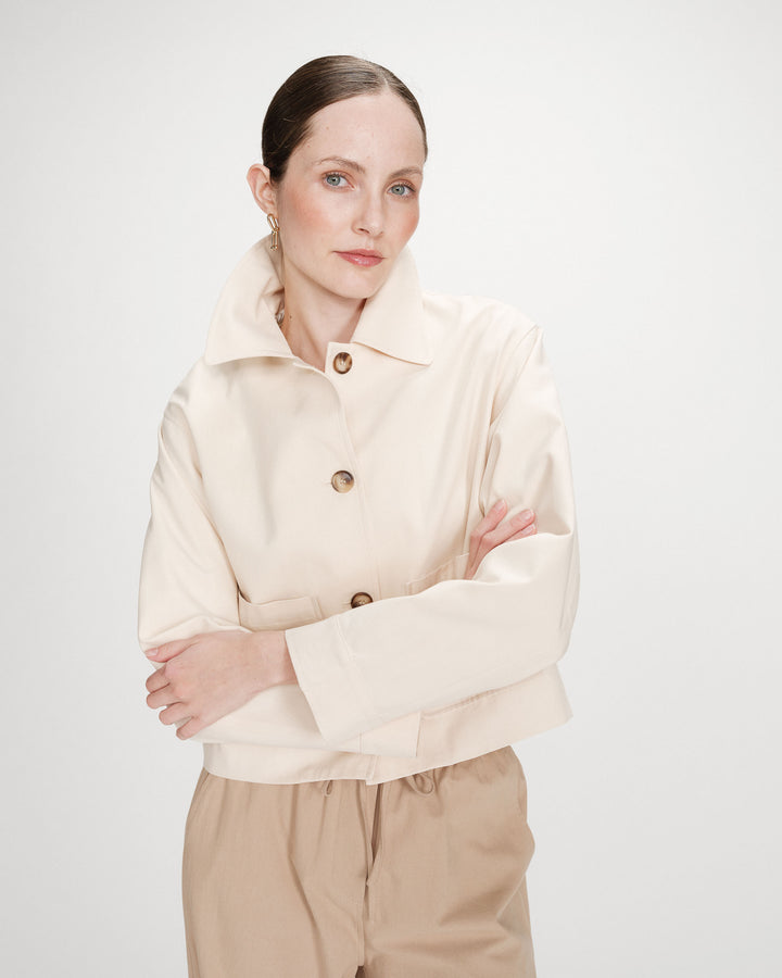 Veste courte en coton boutonnée à poches ecru Veronica