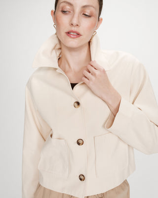 Veste courte en coton boutonnée à poches ecru Veronica