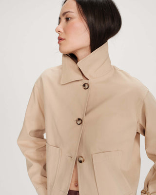 Veste courte en coton boutonnée à poches sable Veronica