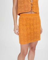 Falda corta recta de crochet bohemia or Victoria
