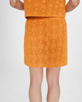 Falda corta recta de crochet bohemia or Victoria