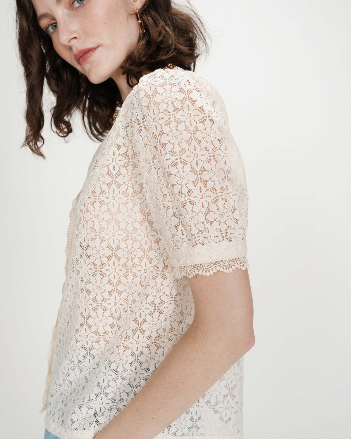 Blouse en dentelle col V manches courtes amande Vicky