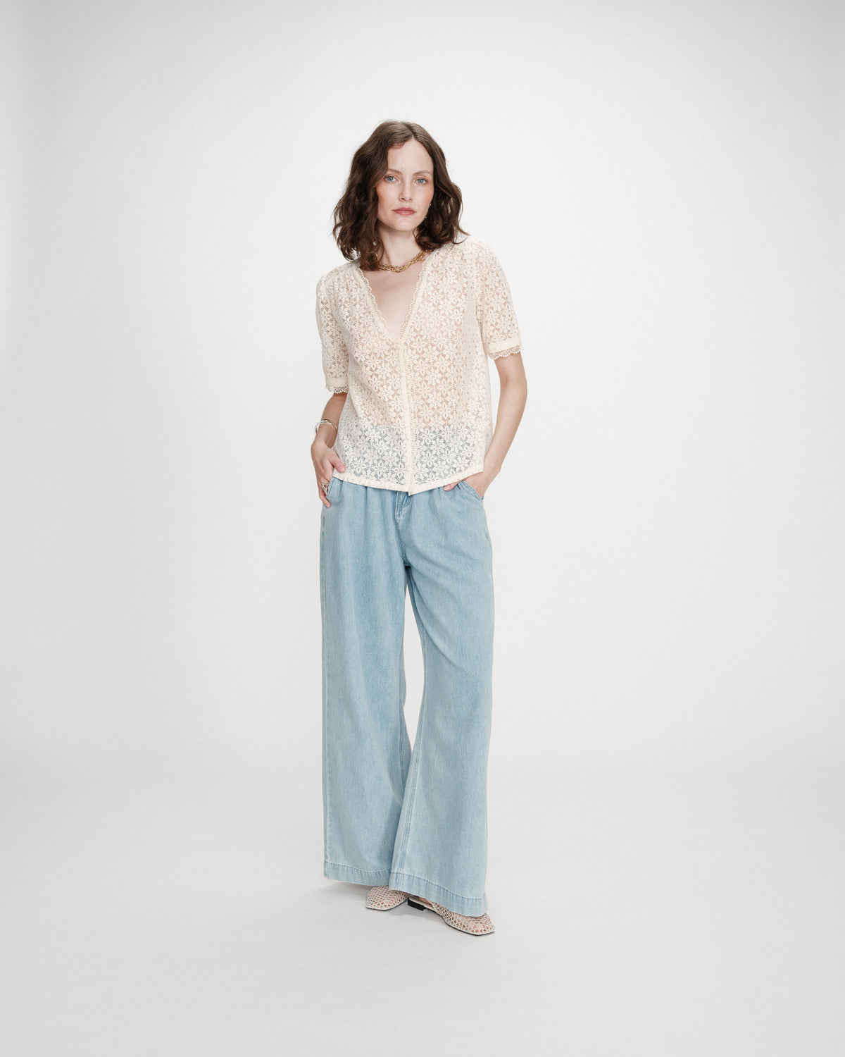 Blouse en dentelle col V manches courtes amande Vicky