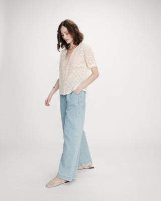 Blouse en dentelle col V manches courtes amande Vicky