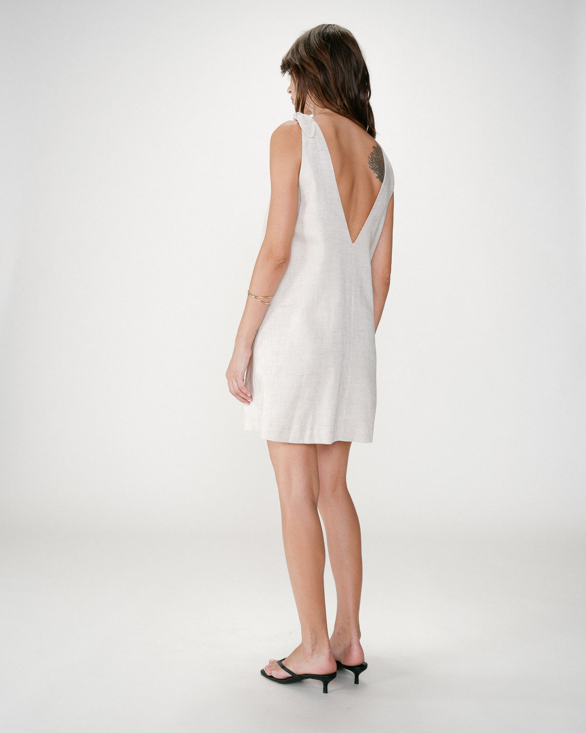 Robe courte évasée en lin col V sable Wynette