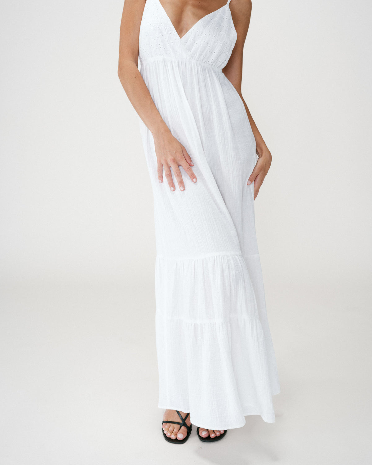 Flowing long cotton V-neck dress with straps white Wynora