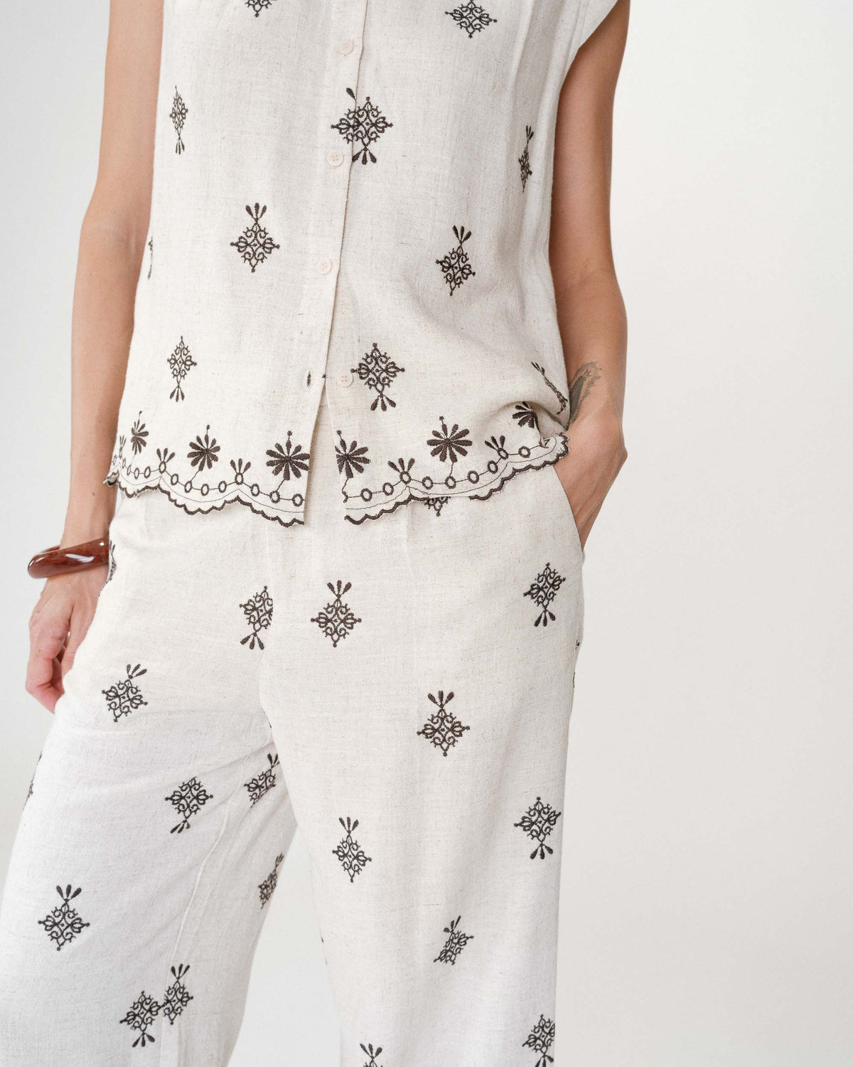 Chemise sans manches à motifs brodés chocolat Wisenna
