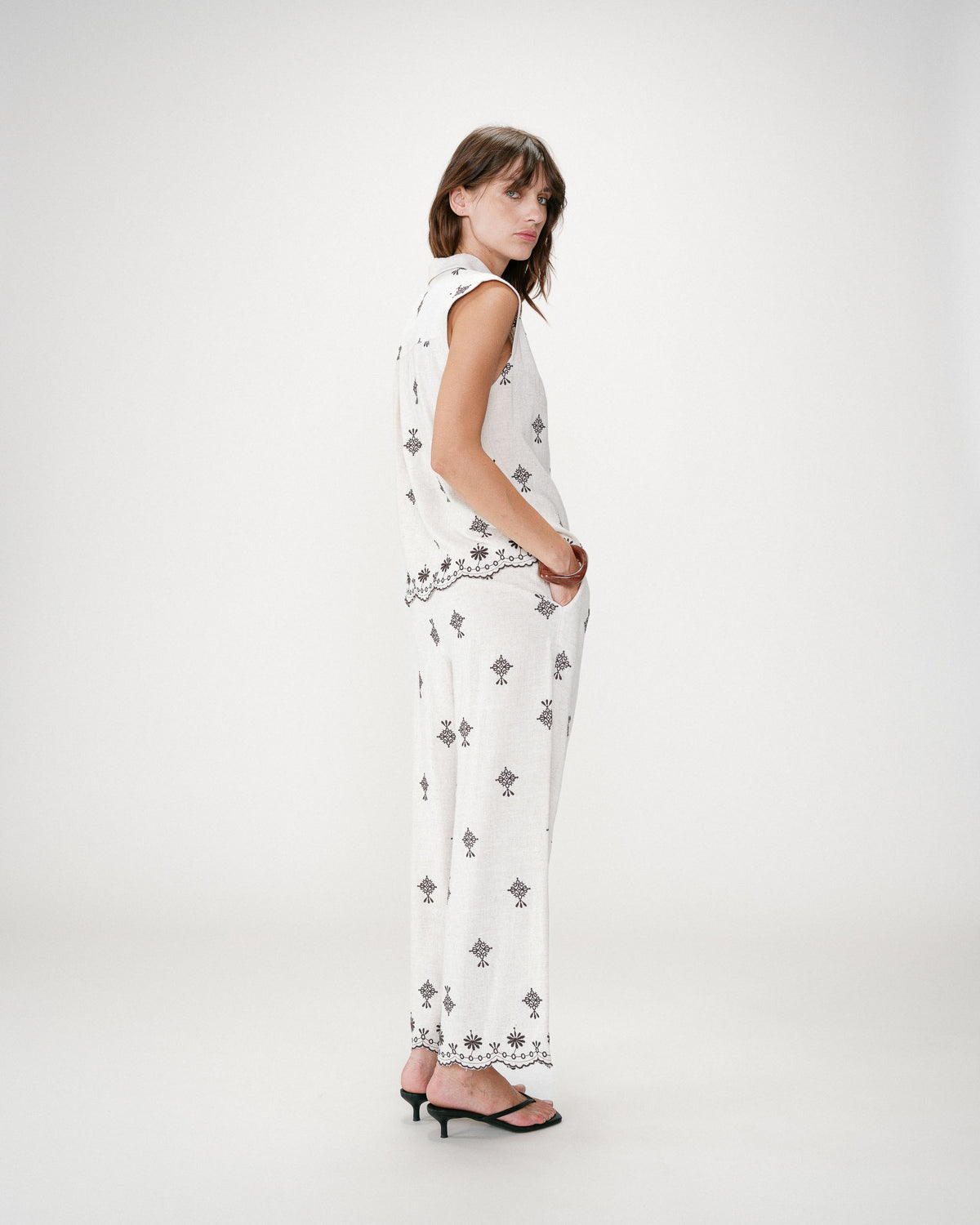 Chemise sans manches à motifs brodés chocolat Wisenna