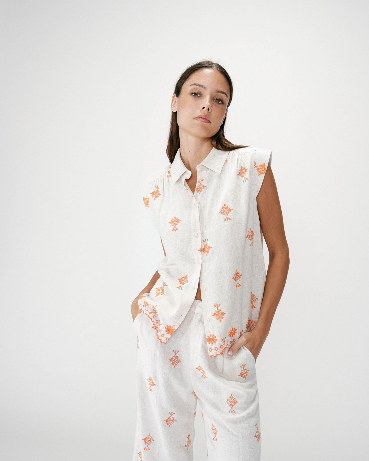 Chemise sans manches à motifs brodés orange Wisenna