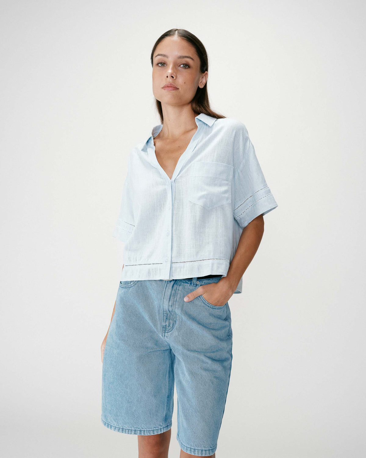 Loose short sleeve shirt with lace details ciel Winka